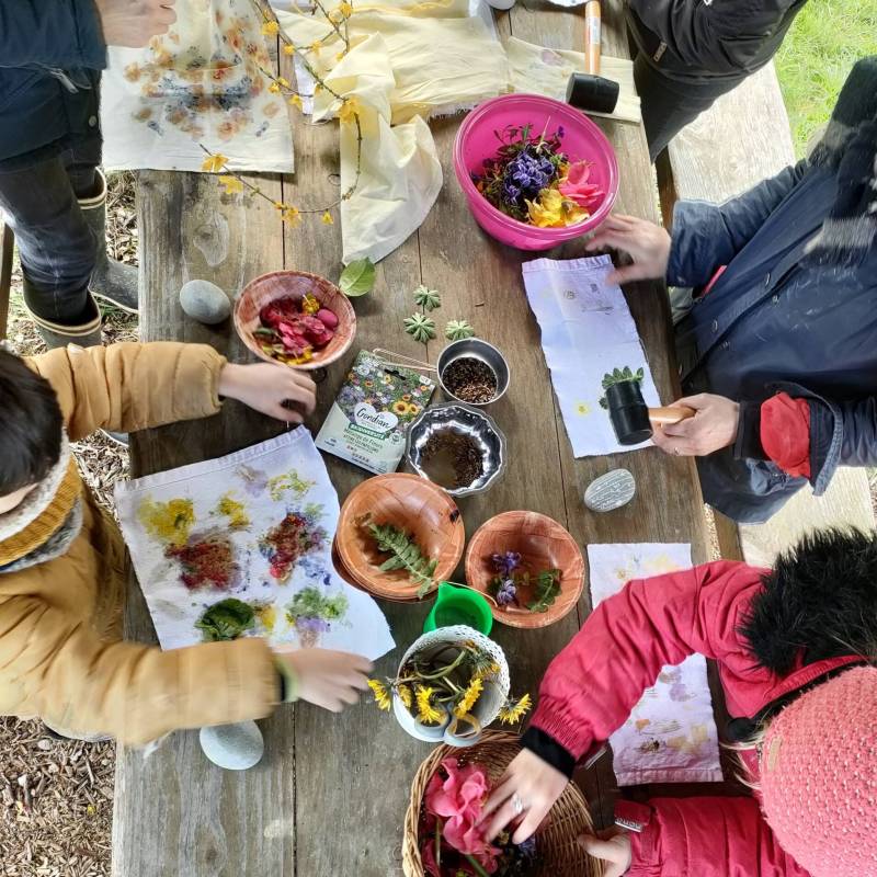 Les ateliers buissonniers permettent de redécouvrir notre connexion à la nature